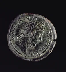 Sestertius (iliyo kinyume) iliyochorwa na Marcus Aurelius (AD 161-AD 180) pamoja na mkuu wa Marcus Aurelius (121-180) (kwa kinyume tazama 119154)swed.